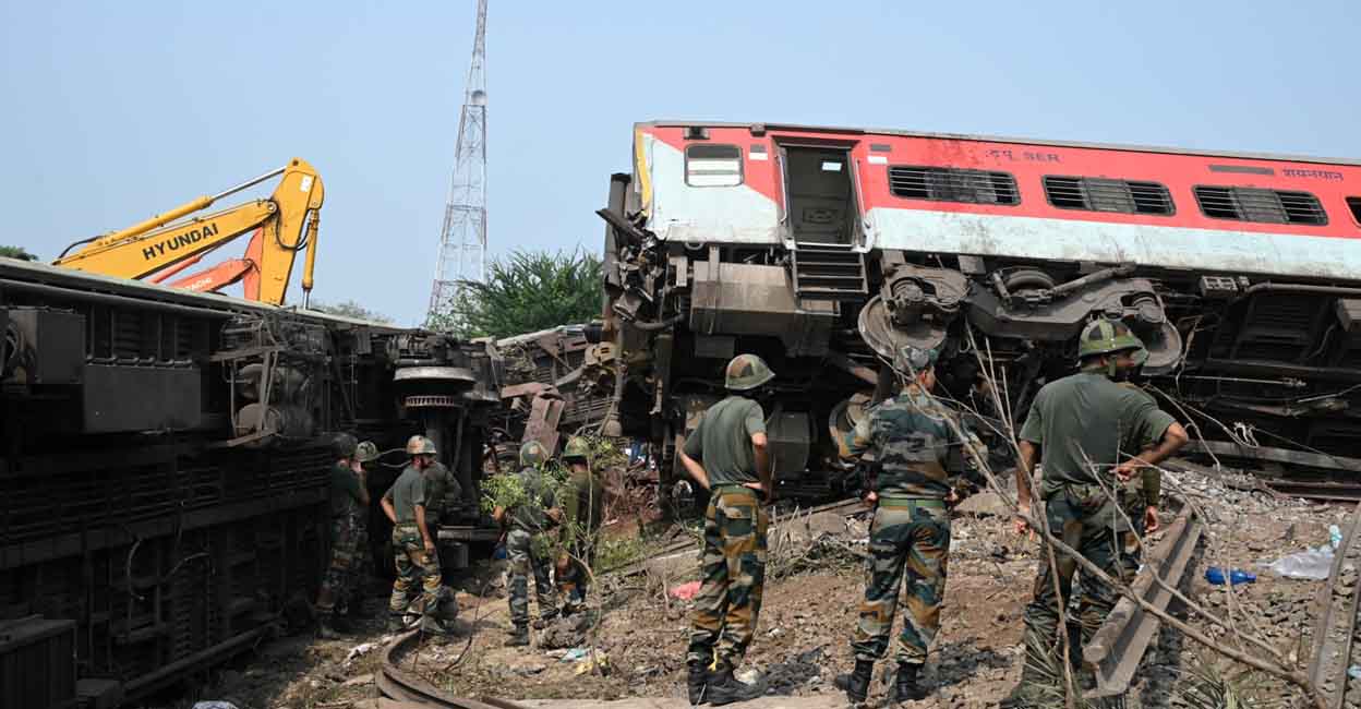 EDITORS NOTE: Graphic content / Military personnel search for survivors amid wreckage at the accident site of a three-train collision near Balasore, about 200 km (125 miles) from the state capital Bhubaneswar in the eastern state of Odisha, on June 3, 2023. - At least 288 people were killed and more than 850 injured in a horrific three-train collision in India, officials said on June 3, the country's deadliest rail accident in more than 20 years. (Photo by DIBYANGSHU SARKAR / AFP)