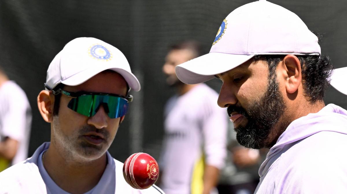 മെല്‍ബണ്‍ ക്രിക്കറ്റ് ഗ്രൗണ്ടില്‍ പരിശീലനത്തിനിടെ ഇന്ത്യന്‍ പരിശീലകന്‍ ഗൗതം ഗംഭീറും ക്യാപ്റ്റന്‍ രോഹിത് ശര്‍മയും സംസാരിക്കുന്നു.