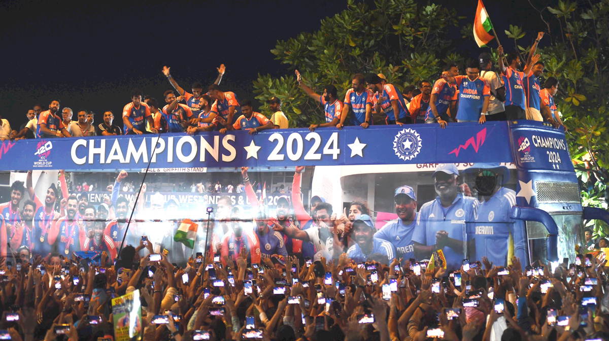 Mumbai: Players of the T20 World Cup-winning Indian cricket team acknowledge fans during their open bus victory parade, in Mumbai, Thursday, July 4, 2024. (PTI Photo) (PTI07_04_2024_000492B)