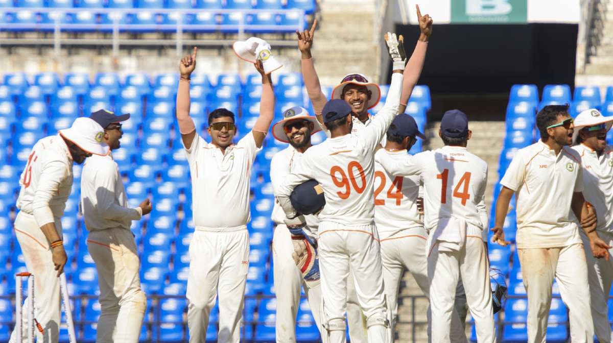 മുംബൈയെ തോല്‍പ്പിച്ച് ഫൈനലില്‍ പ്രവേശിച്ച വിദര്‍ഭ ടീമിന്‍റെ ആഹ്ലാദം. 