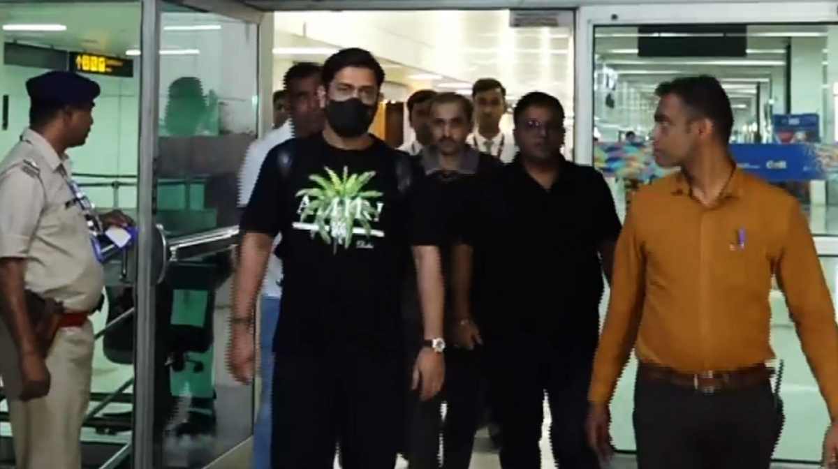 **EDS: SCREENSHOT VIA PTI VIDEOS** New Delhi: Former Indian cricket team skipper MS Dhoni on his arrival at the airport in New Delhi, Monday, March 10, 2025. (PTI Photo)  (PTI03_10_2025_000442B)