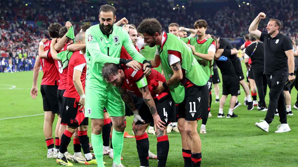 Georgia's Giorgi Loria, Guram Kashia and Giorgi Kvilitaia celebrate after the match (REUTERS)