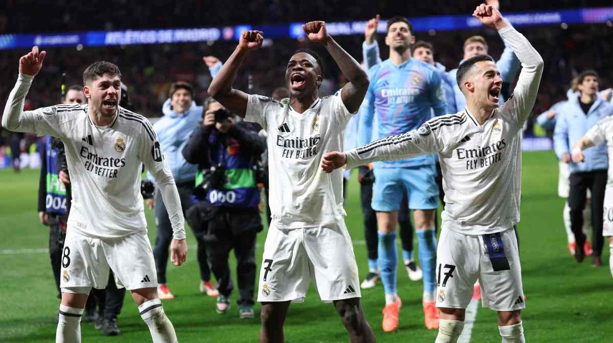 TOPSHOT - Real Madrid's Uruguayan midfielder #08 Federico Valverde, Real Madrid's Brazilian forward #07 Vinicius Junior and Real Madrid's Spanish defender #17 Lucas Vazquez celebrate their victory after the UEFA Champions League Round of 16 second leg football match between Club Atletico de Madrid and Real Madrid CF at the Metropolitano stadium in Madrid on March 12, 2025. (Photo by Thomas COEX / AFP)