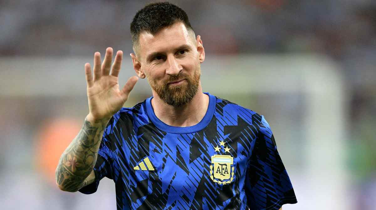 (FILES) Argentina's forward Lionel Messi waves as he warms up before the 2026 FIFA World Cup South American qualification football match between Brazil and Argentina at Maracana Stadium in Rio de Janeiro, Brazil, on November 21, 2023. Argentina's forward Lionel Messi was ruled out for Argentina s World Cup Qualifiers against Brazil and Uruguay on March 17, 2025, according to the list of called-up players posted on the AFA (Argentina Football Association) official X account. (Photo by CARL DE SOUZA / AFP)