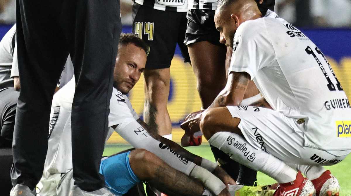 Soccer Football - Brasileiro Championship - Santos v Atletico Mineiro - Estadio Urbano Caldeira, Santos, Brazil - April 16, 2025
Santos' Neymar reacts after sustaining an injury REUTERS/Thiago Bernardes