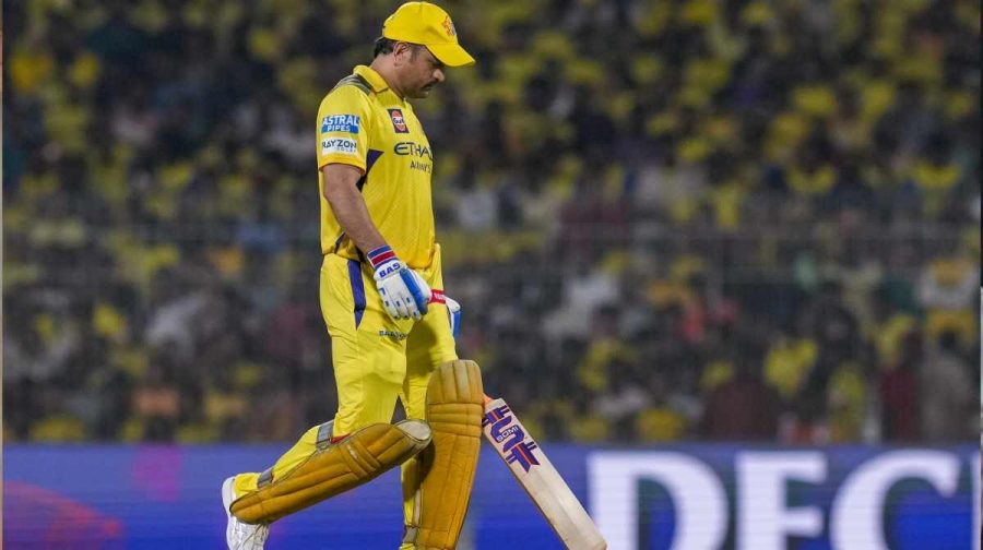 MS Dhoni returns to pavilion after his dismissal