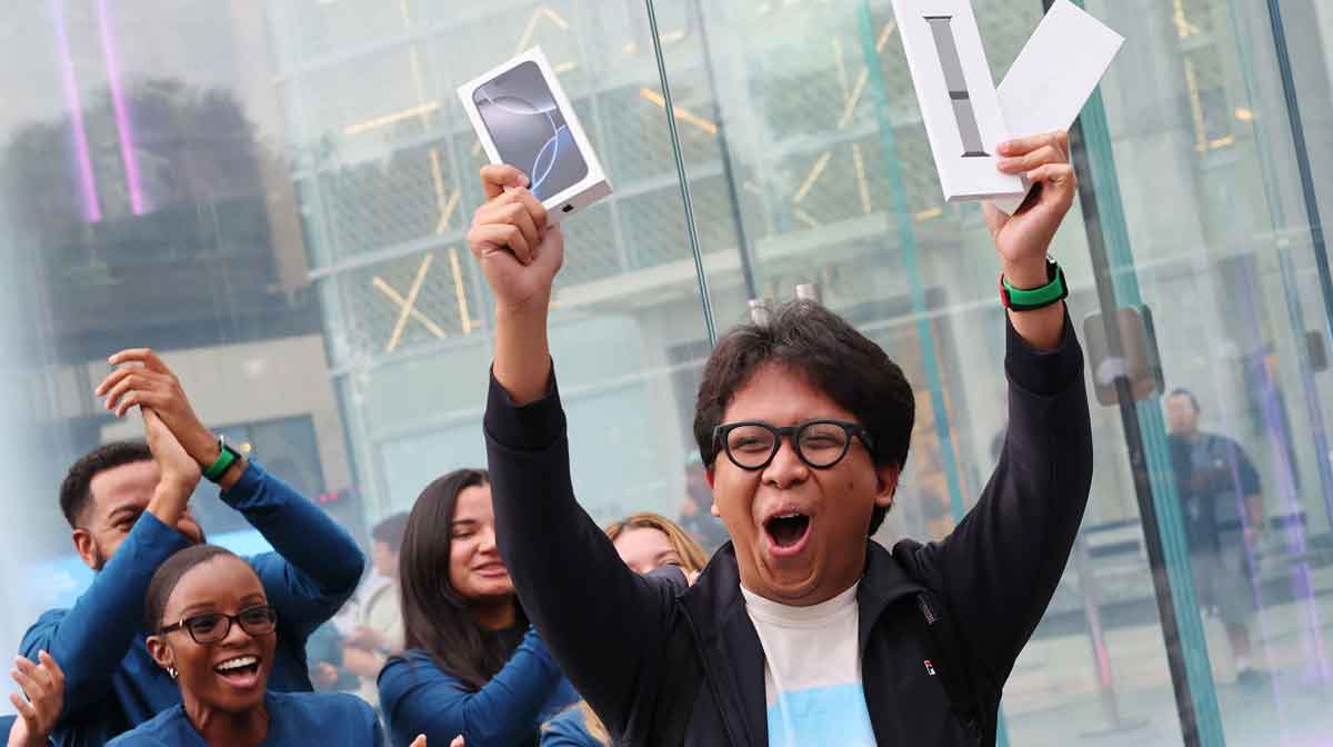 US-APPLE-BEGINS-SELLING-NEW-IPHONE-16-AT-STORES-ACROSS-THE-COUNT