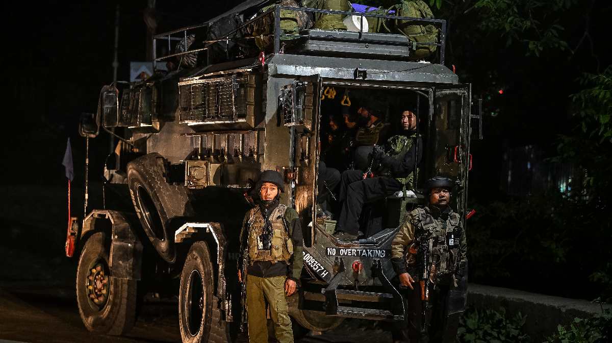 അതിര്‍ത്തിയില്‍ ജാഗ്രത; പാക്ക് വ്യോമമേഖല അടച്ചു; സ്വന്തം പൗരന്മാരെ വിലക്കി പാക്കിസ്ഥാന്‍