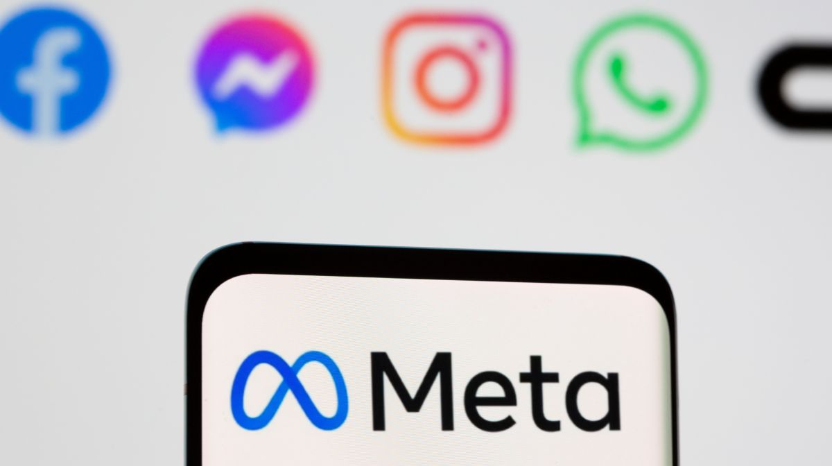 Facebook's new rebrand logo Meta is seen on smartpone in front of displayed logo of Facebook, Messenger, Intagram, Whatsapp, Oculus in this illustration picture taken October 28, 2021. REUTERS/Dado Ruvic/Illustration